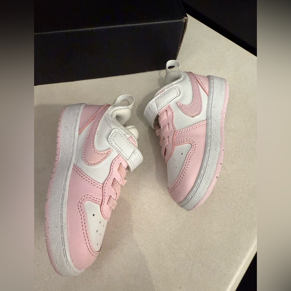Nike Kids Sneakers in Pink and White - Picture 8 of 9